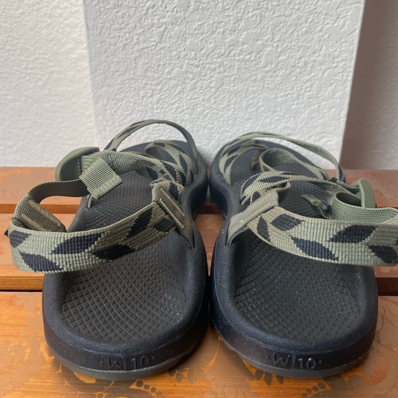 Womens Chacos, size W 10. Green & black straps, only worn 3 times. - Picture 3 of 4